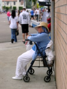 people-watching-1432155-639x852